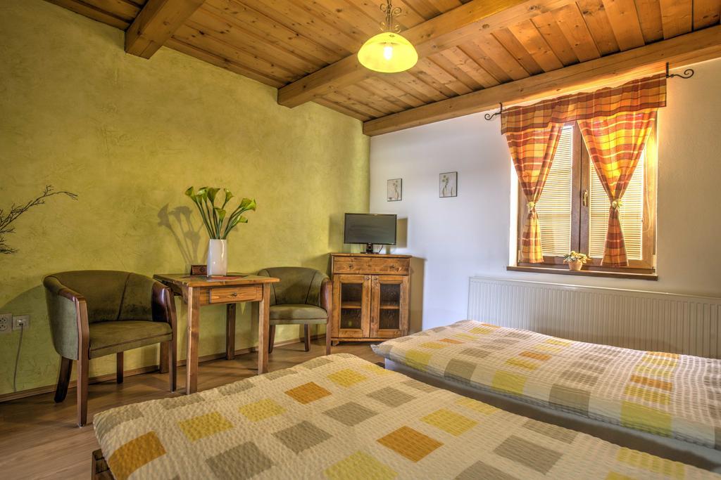 Penzión Grobský Dvor Slovensky Grob Quarto foto