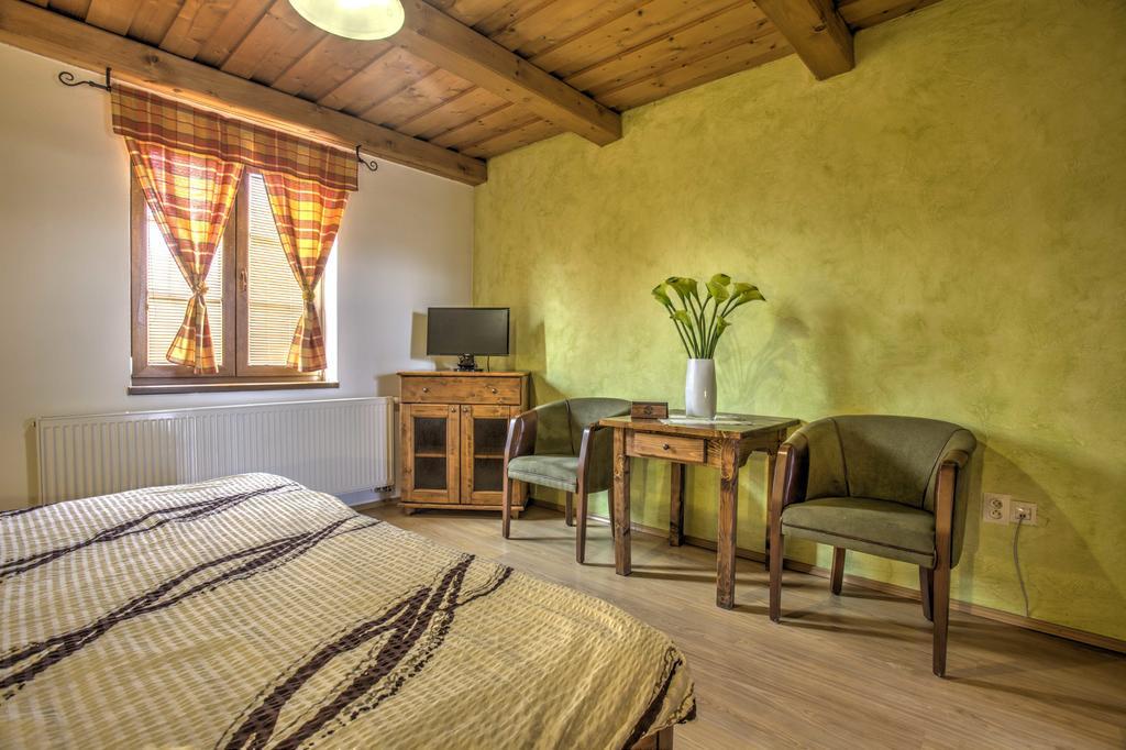 Penzión Grobský Dvor Slovensky Grob Quarto foto
